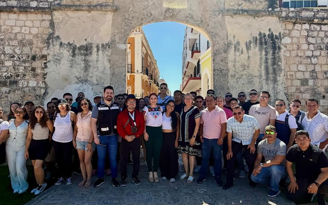 La Banda Sinfónica y Mariachi de la Secretaría de Marina recorren el Centro Histórico de Campeche.
